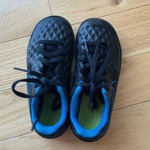 ⚽️Nike (11) JR Legend 8 Club IC Sneakers⚽️